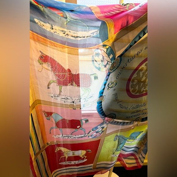 Hermes Scarf/Shawl. ‘Couvertures et Tenues de Jour’. 100% Silk. Made in France. - Picture 4 of 16